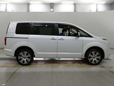 MITSUBISHI DELICA D5