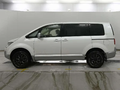 MITSUBISHI DELICA D5