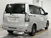 Цена авто Toyota Voxy с аукционов Японии, номер кузова ZRR70G, пробег 98 000, оценка 2