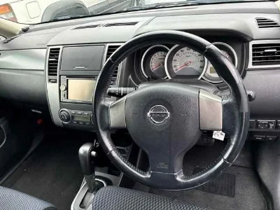 NISSAN TIIDA