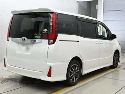 TOYOTA NOAH