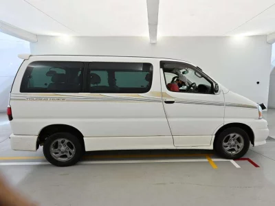 TOYOTA HIACE REGIUS