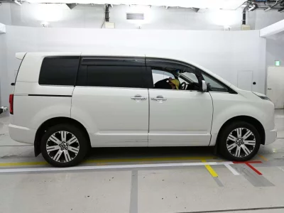 MITSUBISHI DELICA D5