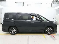 Цена авто Toyota Voxy с аукционов Японии, номер кузова ZWR90W, пробег 13 000, оценка 3