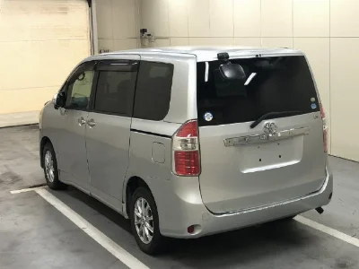 TOYOTA NOAH