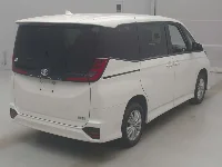 Цена авто Toyota Noah с аукционов Японии, номер кузова ZWR95W, пробег 33 000, оценка 6