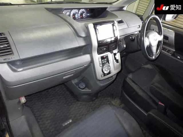 Toyota Voxy  с аукциона в Японии