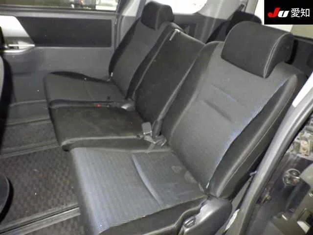 Toyota Voxy  с аукциона в Японии
