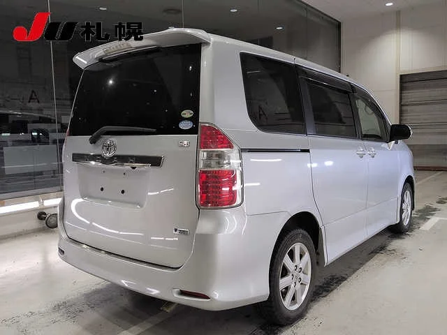 Toyota Noah  с аукциона в Японии