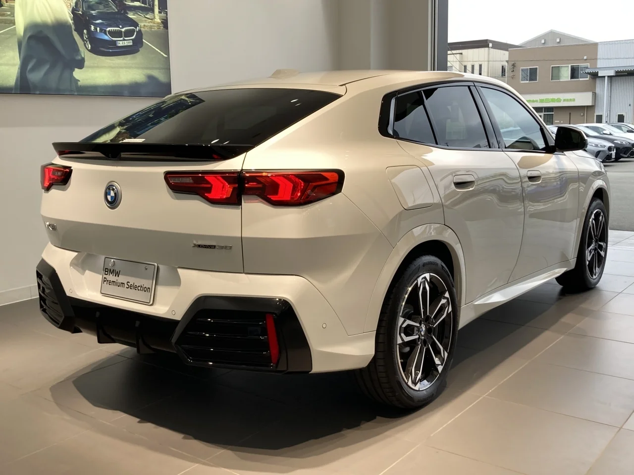 BMW iX2  с аукциона в Японии
