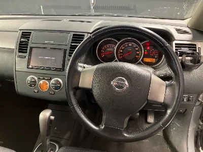 NISSAN TIIDA