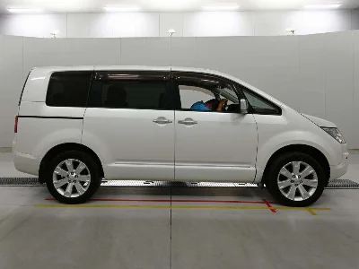 MITSUBISHI DELICA D5