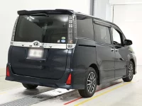 Цена авто Toyota Voxy с аукционов Японии, номер кузова ZRR80W, пробег 104 000, оценка 6