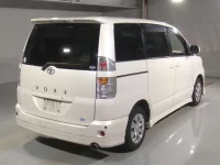 Цена авто Toyota Voxy с аукционов Японии, номер кузова AZR60G, пробег 100 000, оценка 6