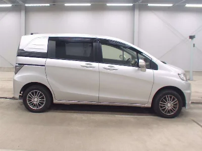HONDA FREED SPIKE