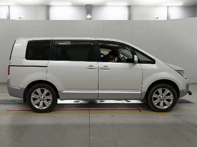 MITSUBISHI DELICA D5