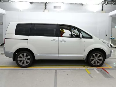 MITSUBISHI DELICA D5