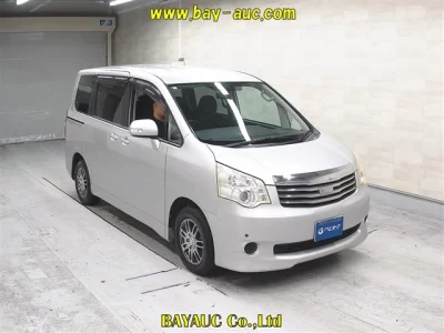TOYOTA NOAH