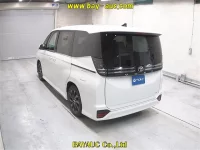 Цена авто Toyota Voxy с аукционов Японии, номер кузова ZWR90W, пробег 0, оценка 10