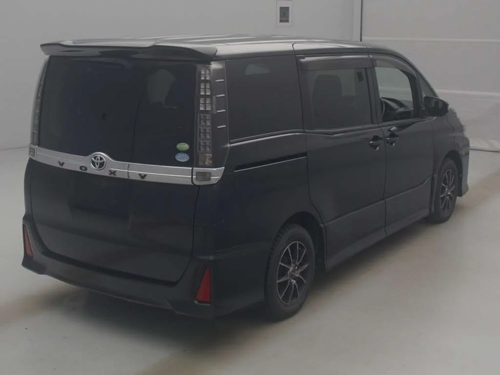 Toyota Voxy  с аукциона в Японии