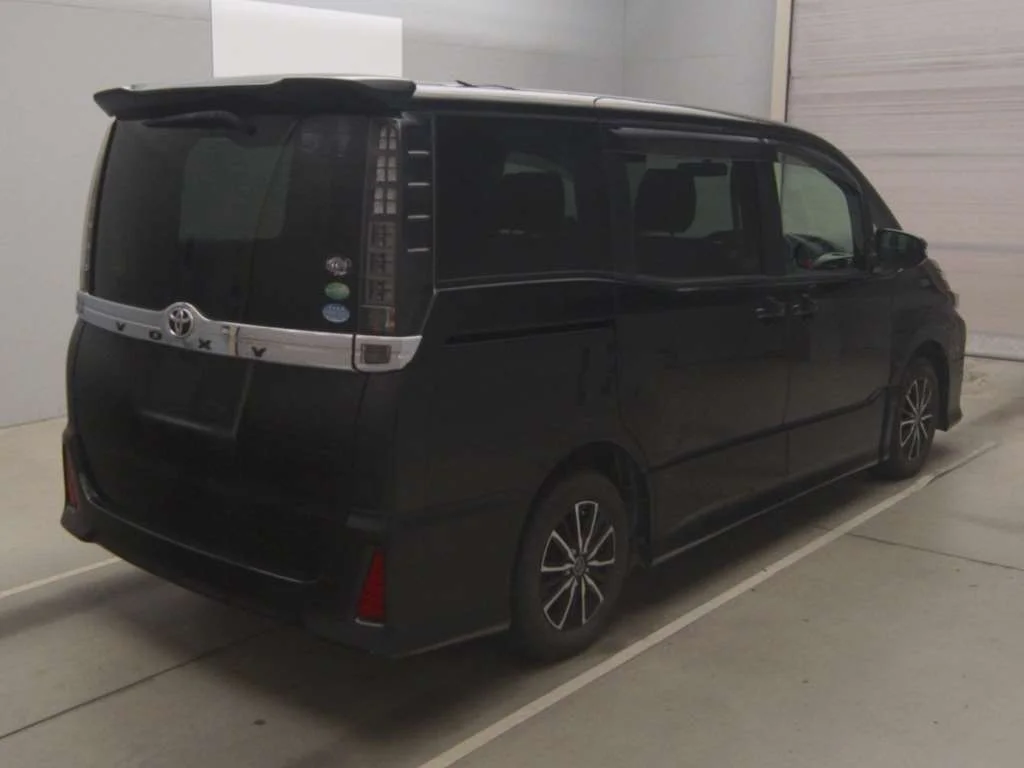 Toyota Voxy  с аукциона в Японии