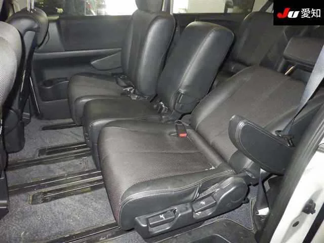 Nissan Elgrand  с аукциона в Японии