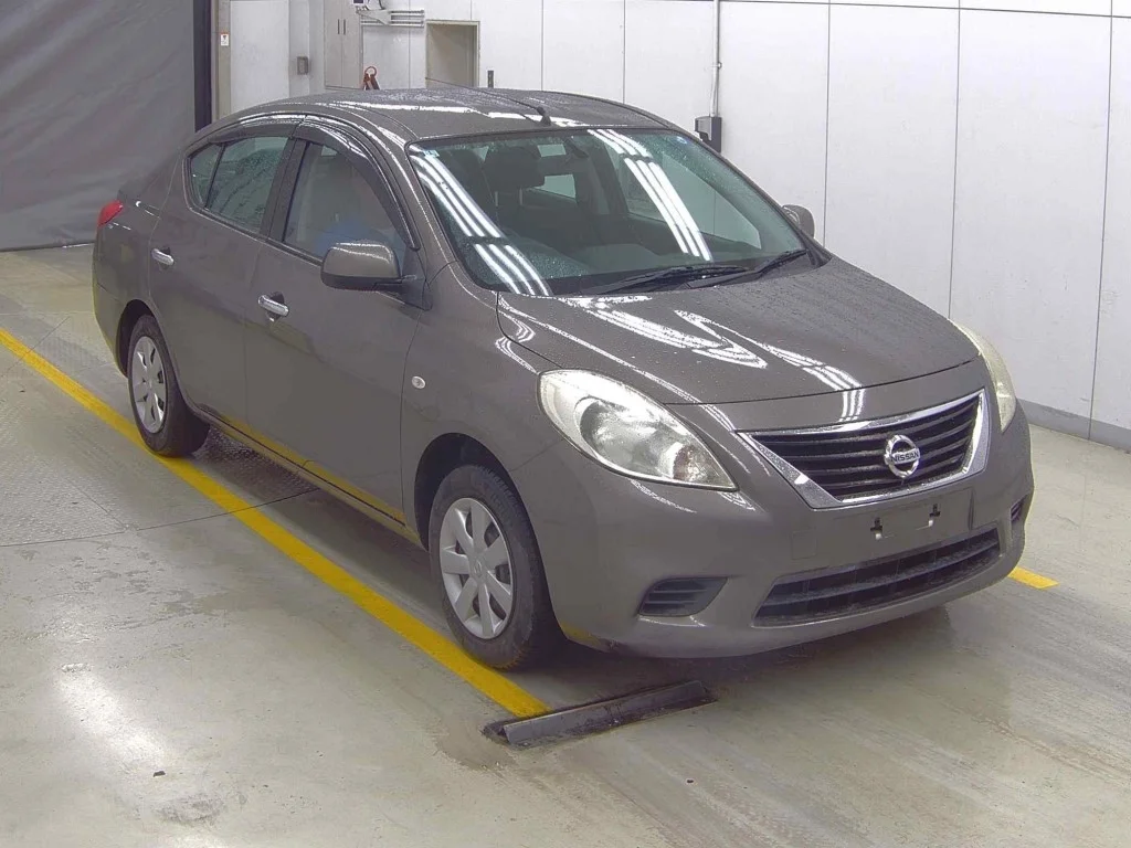 Nissan Tiida Latio 2014