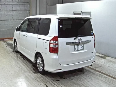 TOYOTA NOAH