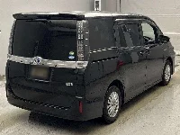 Цена авто Toyota Voxy с аукционов Японии, номер кузова ZWR80G, пробег 105 000, оценка 7