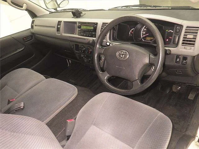Toyota HiAce Commuter  с аукциона в Японии