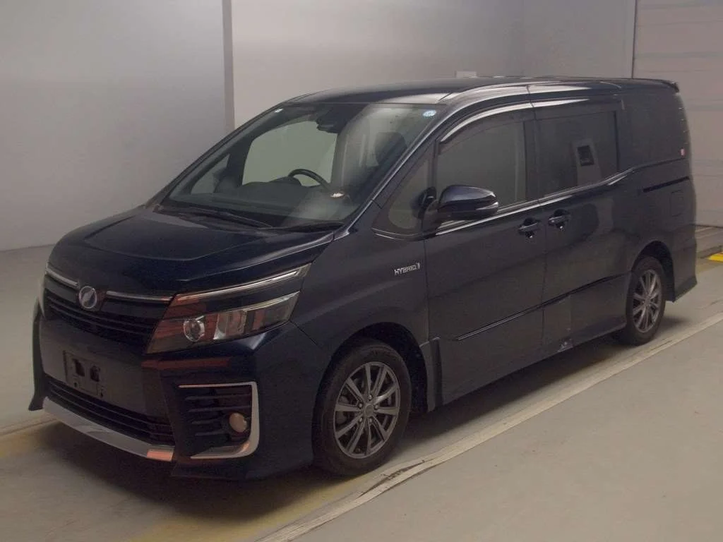 Toyota Voxy  с аукциона в Японии