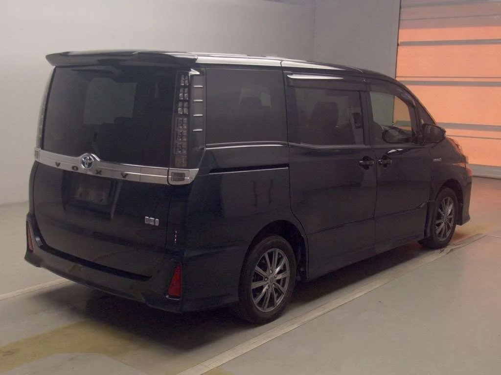 Toyota Voxy  с аукциона в Японии