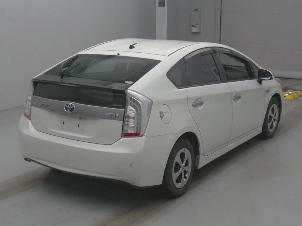 Toyota Prius PHV  с аукциона в Японии