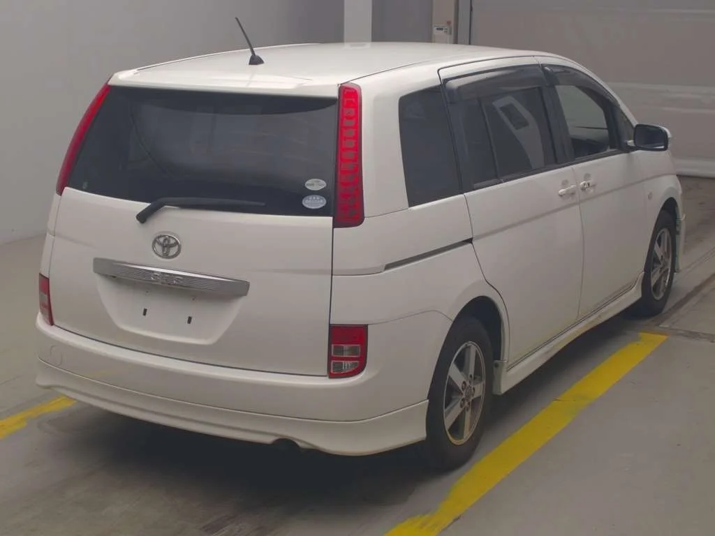Toyota Isis  с аукциона в Японии