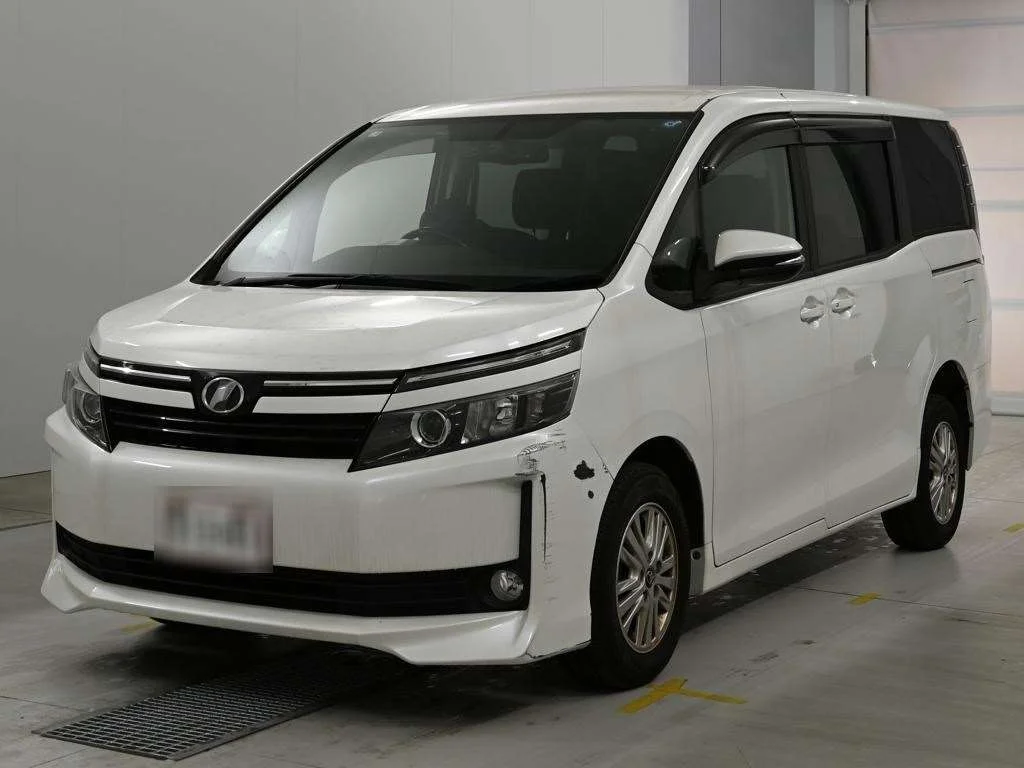 Toyota Voxy  с аукциона в Японии