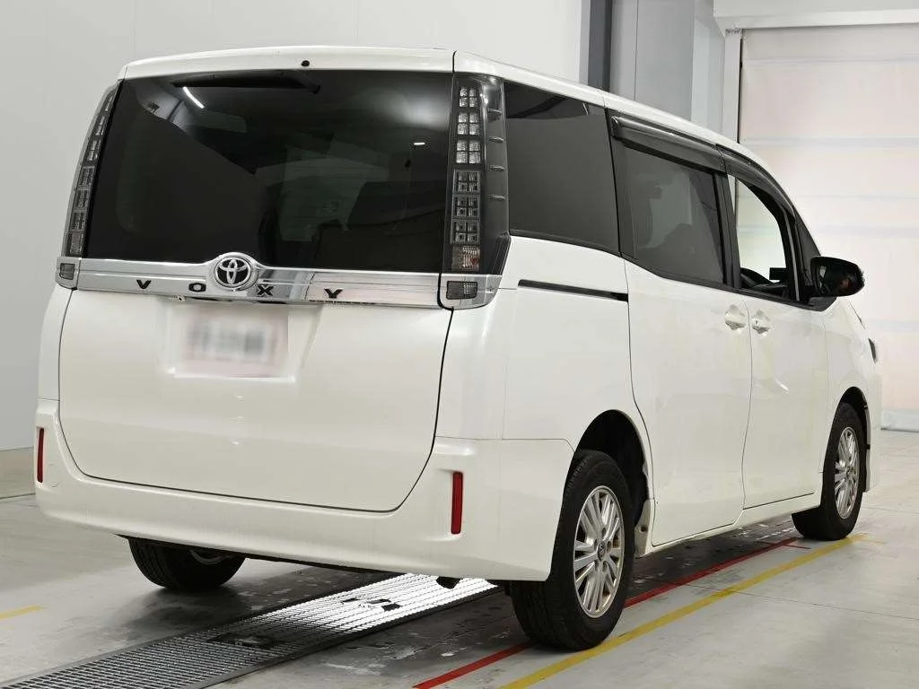 Toyota Voxy  с аукциона в Японии