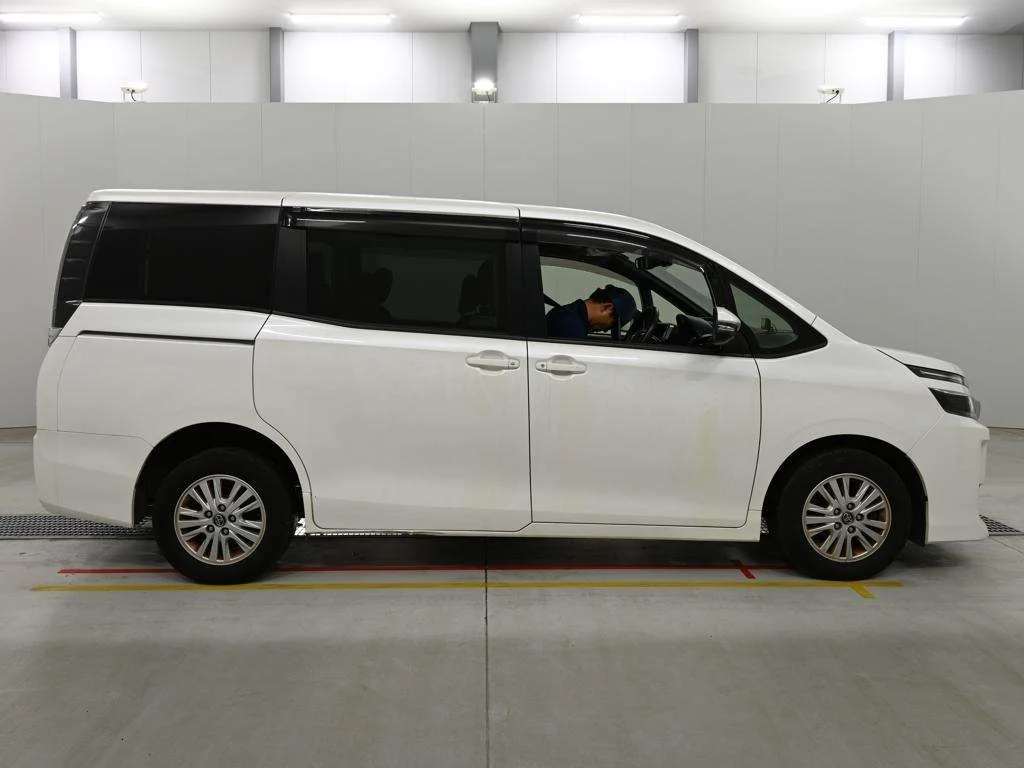 Toyota Voxy  с аукциона в Японии