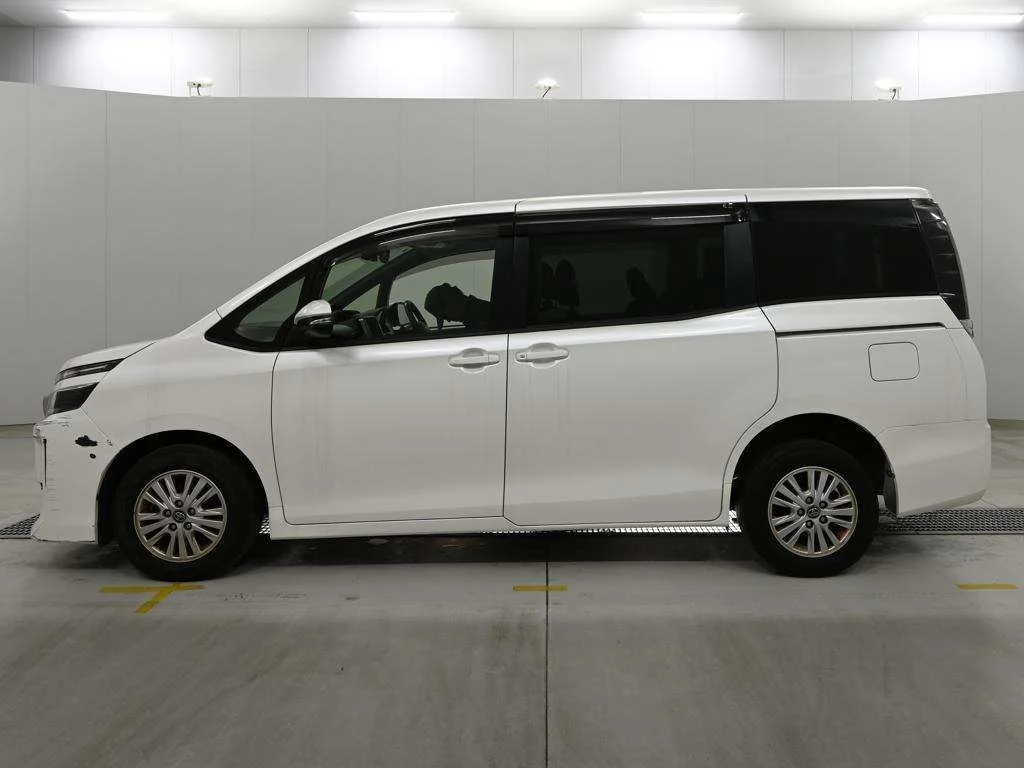 Toyota Voxy  с аукциона в Японии