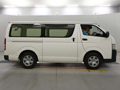 TOYOTA HIACE VAN