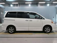Цена авто Toyota Voxy с аукционов Японии, номер кузова AZR60G, пробег 134 000, оценка 7