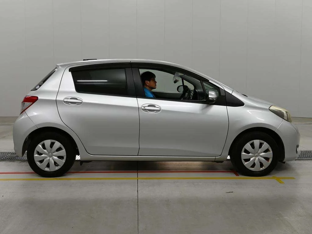 Toyota Vitz F, миниатюра 2