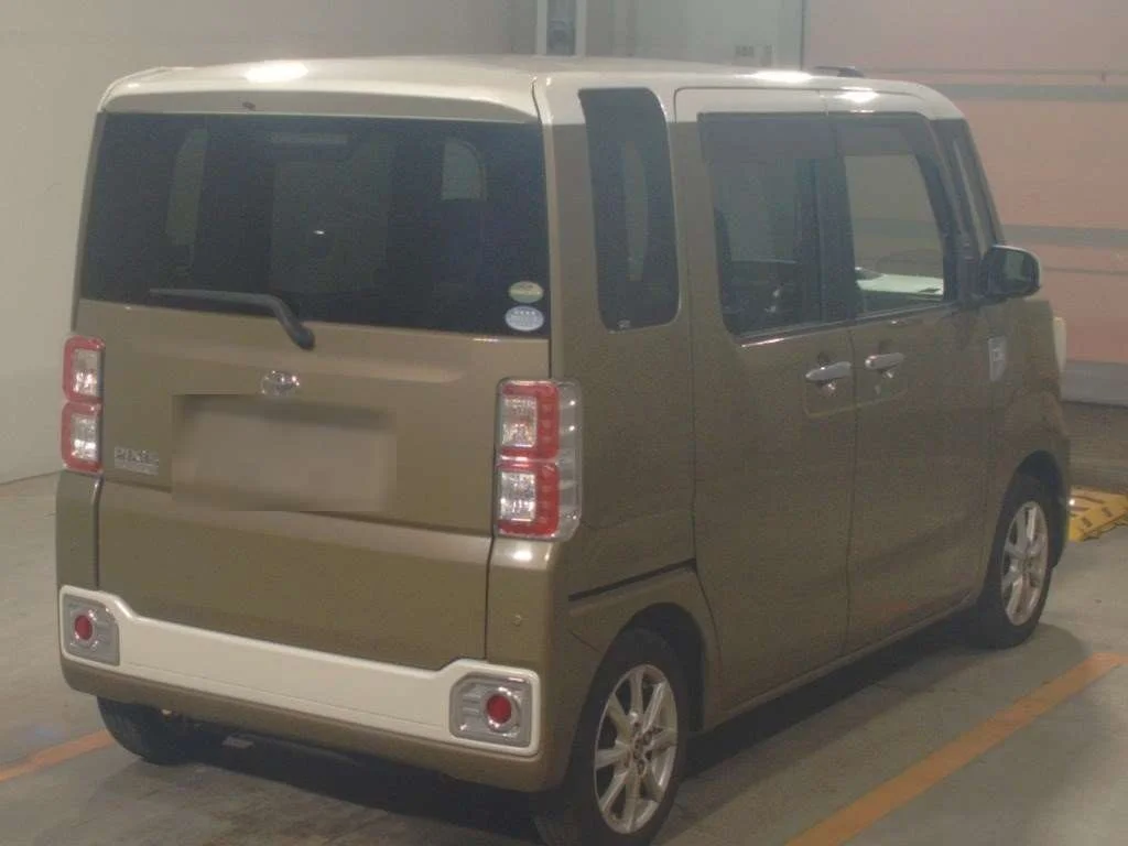 Toyota Pixis Mega  с аукциона в Японии
