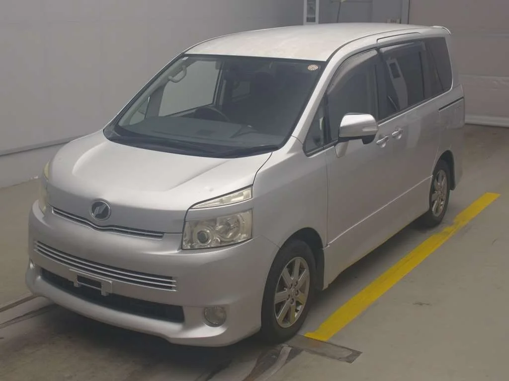 Toyota Voxy  с аукциона в Японии