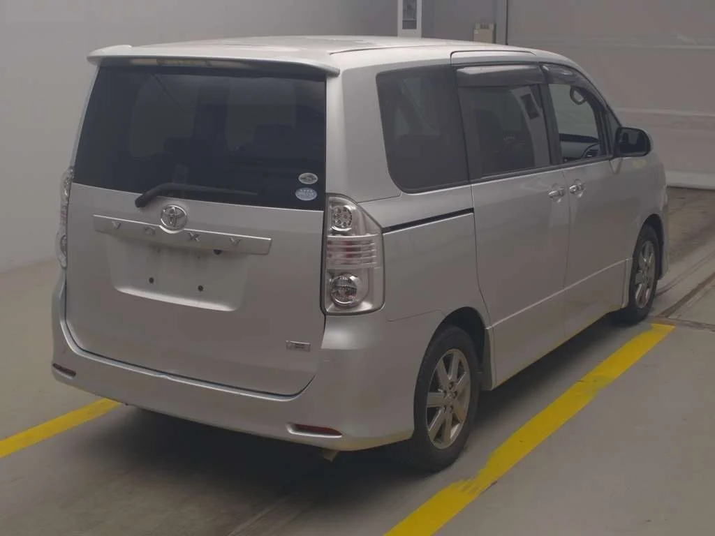 Toyota Voxy  с аукциона в Японии