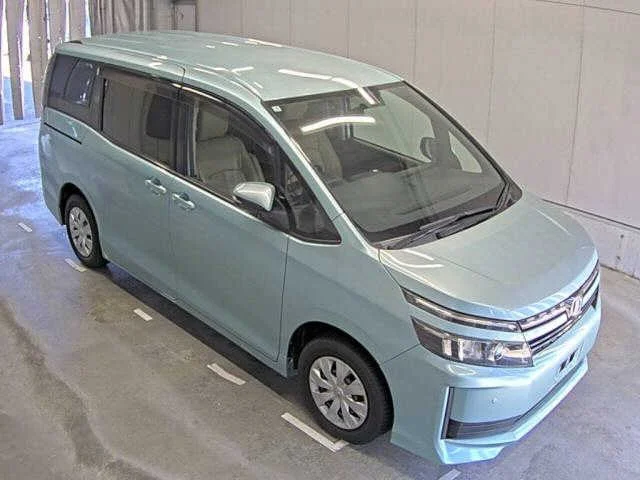Toyota Voxy  с аукциона в Японии