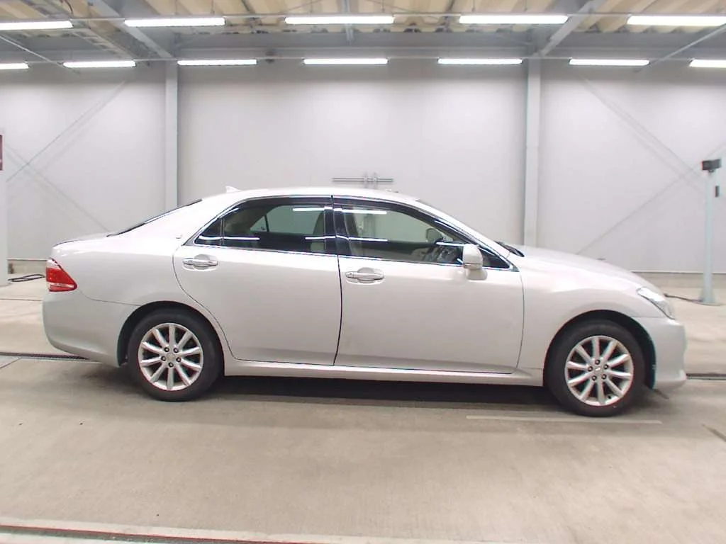 Toyota Crown  с аукциона в Японии
