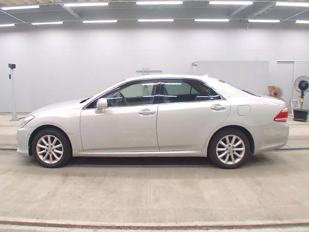 Toyota Crown  с аукциона в Японии