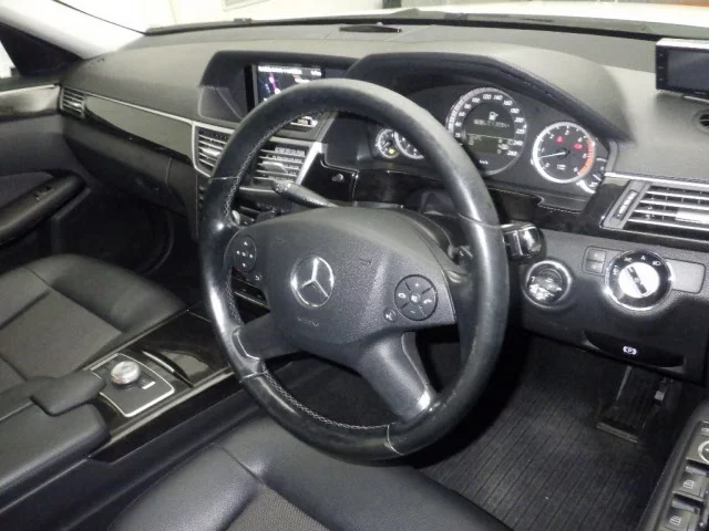 Mercedes-Benz E-Class  с аукциона в Японии