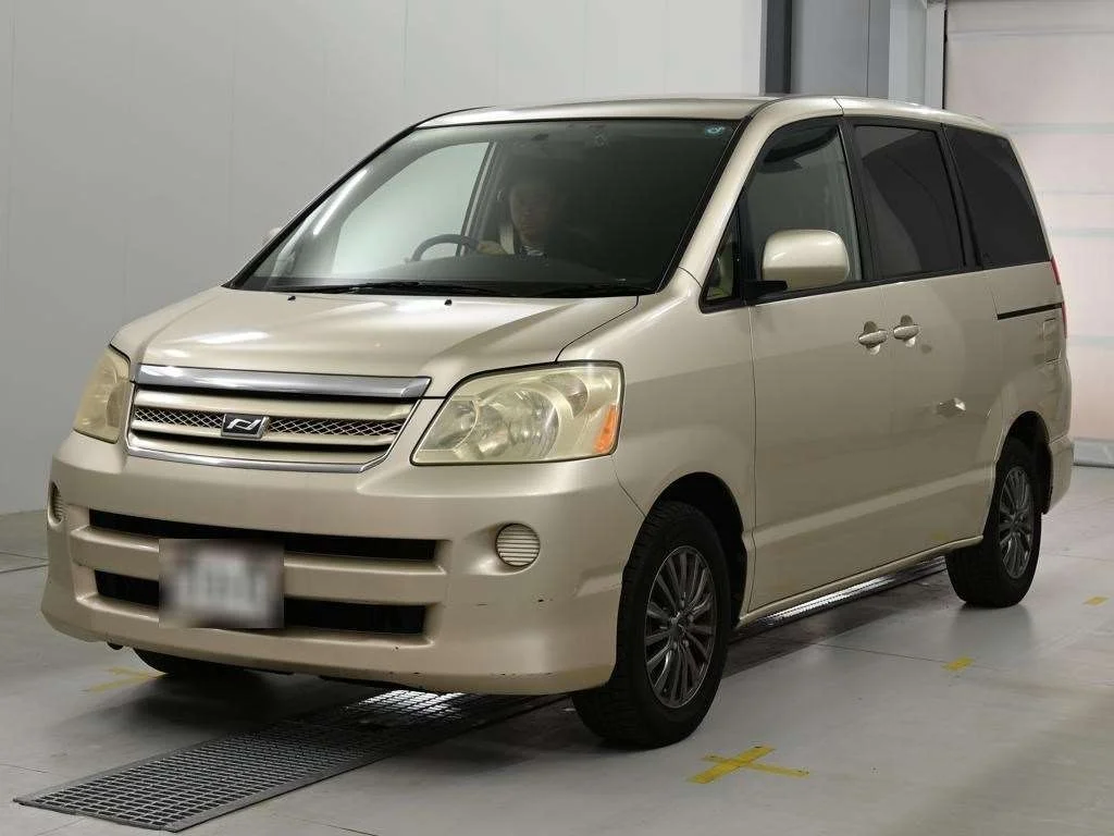 Toyota Noah 2005