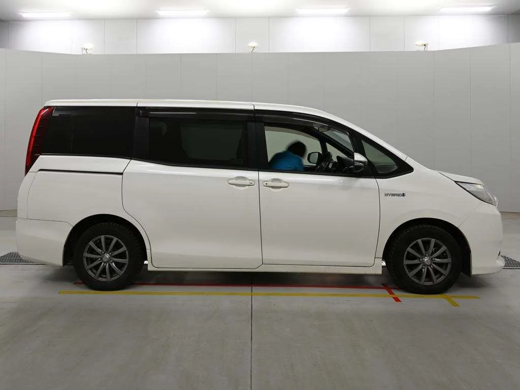 Toyota Noah  с аукциона в Японии